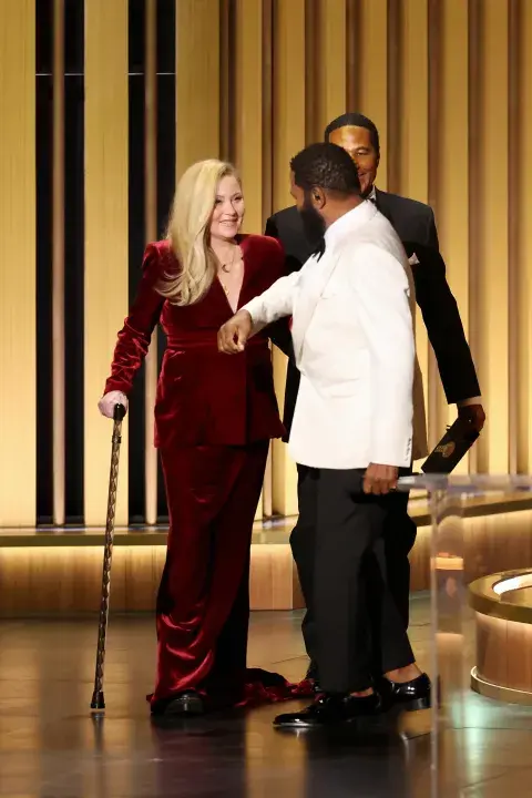 La emocionante reaparición de Christina Applegate en los Emmy 2023. La emocionante reaparición de Christina Applegate en los Emmy 2023.