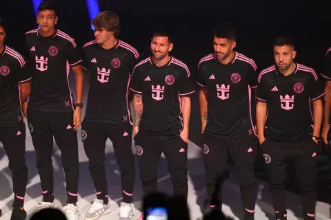 El momento en el que Lionel Messi habló en inglés y presentó la nueva camiseta del Inter Miami. El momento en el que Lionel Messi habló en inglés y presentó la nueva camiseta del Inter Miami.