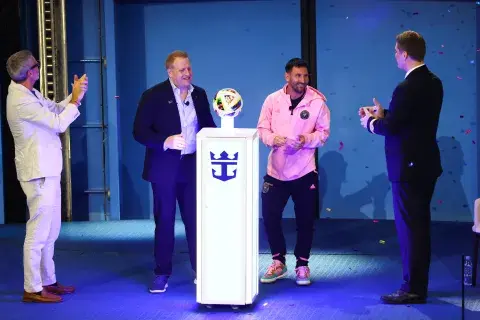 Lionel Messi habló en inglés y presentó la nueva camiseta del Inter Miami. Lionel Messi habló en inglés y presentó la nueva camiseta del Inter Miami.