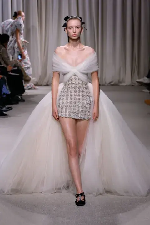 Giambattista Valli confirmó la tendencia de escote bardot y off shoulders. Giambattista Valli confirmó la tendencia de escote bardot y off shoulders.