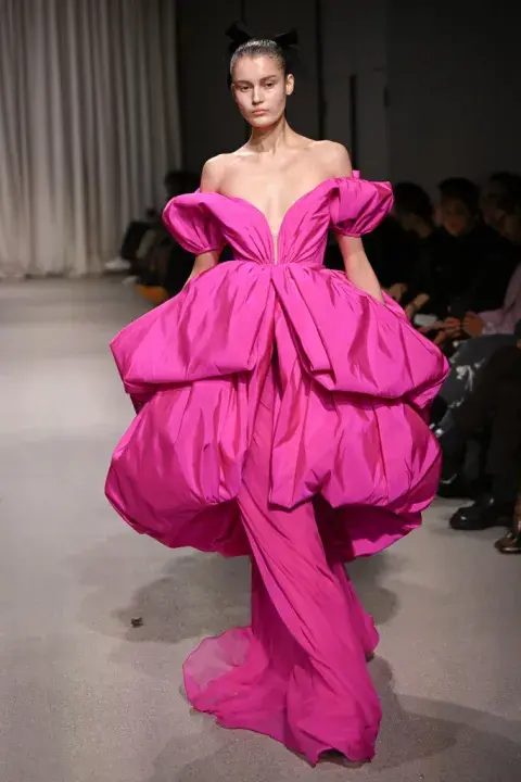 Faldas con volumen y total pink en Giambattista Valli. Faldas con volumen y total pink en Giambattista Valli.