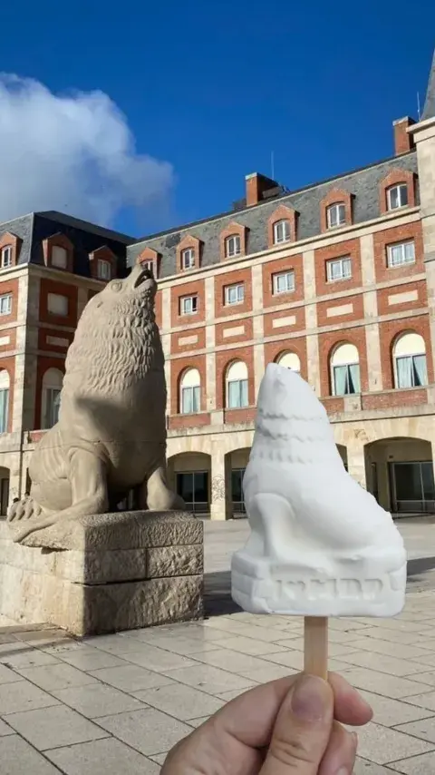 Con motivo del 150 aniversario de la ciudad de Mar del Plata, la heladería Ibiza diseñó una paleta con forma de lobo marino. Con motivo del 150 aniversario de la ciudad de Mar del Plata, la heladería Ibiza diseñó una paleta con forma de lobo marino.