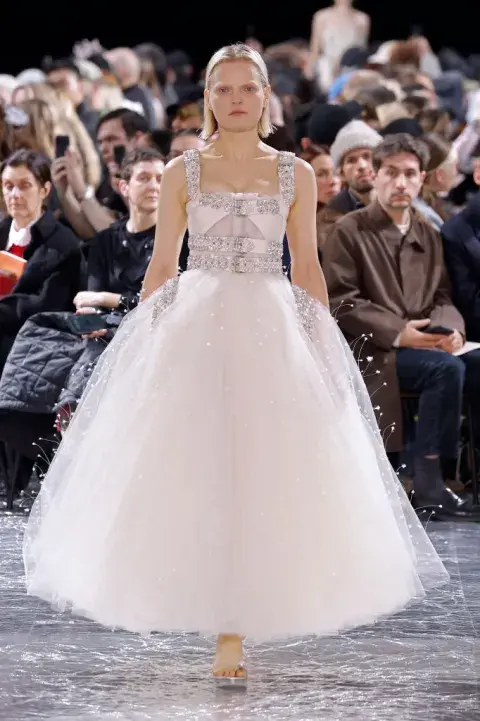 Impecable Simone Rocha para Jean Paul Gaultier con vestidos de tul y reversiones del corset. Impecable Simone Rocha para Jean Paul Gaultier con vestidos de tul y reversiones del corset.