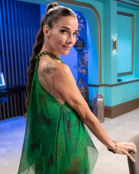 El look verde de Juana Viale en la mesaza. El look verde de Juana Viale en la mesaza.