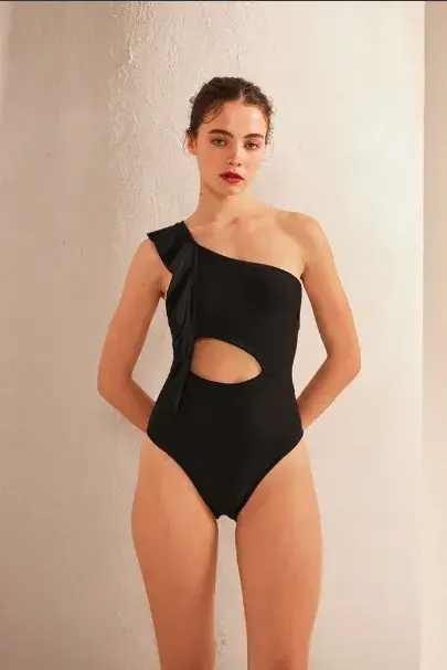 Traje de balo cut out con volado, Justa Petra $84.480