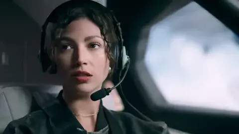 Úrsula Corberó en la piel de una ladrona, experta en pilotear aviones Úrsula Corberó en la piel de una ladrona, experta en pilotear aviones