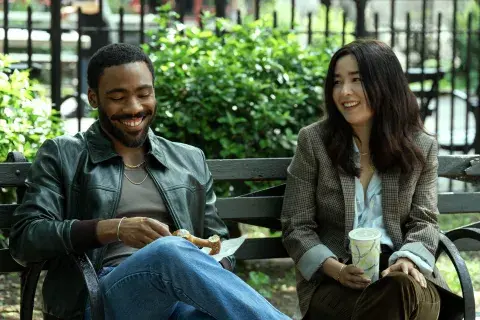 La serie está protagonizada por Donald Glover y Maya Erskine. La serie está protagonizada por Donald Glover y Maya Erskine.