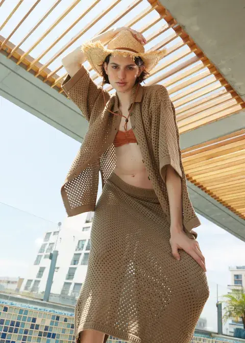 CHAQUETA Y FALDA TEJIDA  (FUR, $67.400 Y $66.700),  BIKINI (ODISEA, $56.890),  SOMBRERO (COMPANÍA DE  SOMBREROS, $36.850