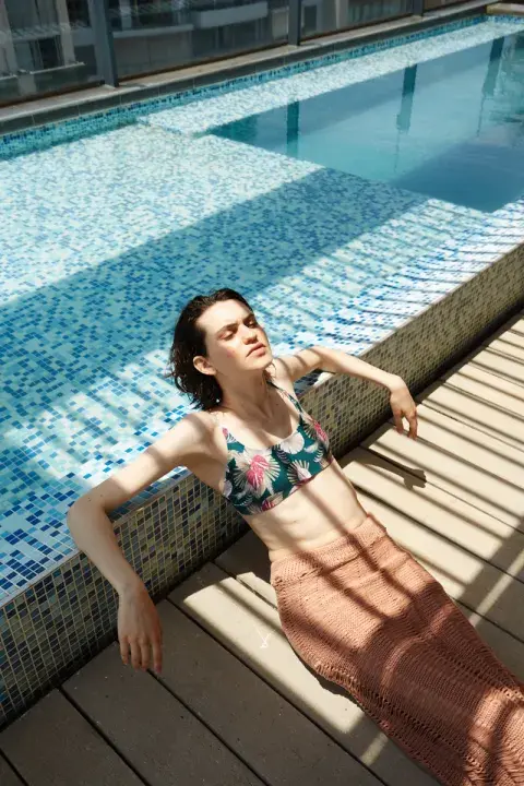 CORPIÑO DE BIKINI (ANNA  BIKINIS, $18.400), FALDA  TEJIDA (MAYDI, $180.000). 