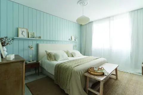 El baño principal tiene personalidad: alfombra (@Anthropologie), cortina de encaje que Sofi rescató y el mueble del mercado de pulgas. El baño principal tiene personalidad: alfombra (@Anthropologie), cortina de encaje que Sofi rescató y el mueble del mercado de pulgas.