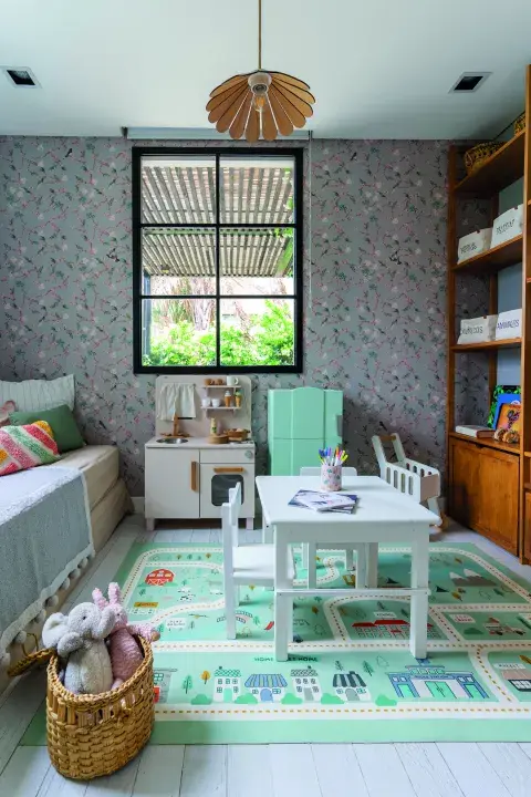 en el playroom, Almohadones (@elpostigo), alfombra en vinilo lavable y empapelado (@Berry_Design). en el playroom, Almohadones (@elpostigo), alfombra en vinilo lavable y empapelado (@Berry_Design).