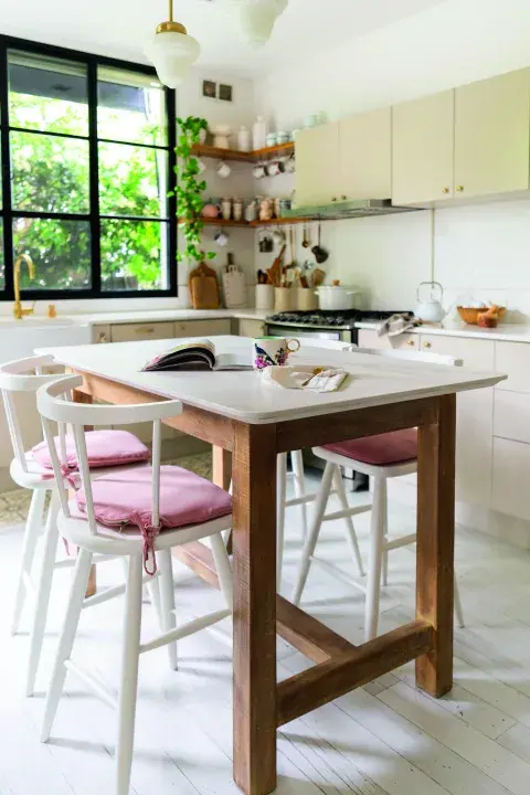 La cocina country y a la vez elegante está repleta de la vajilla que Sofi colecciona desde hace años. Cacerola y repasador de Apatheia (@apatheiadeco). La cocina country y a la vez elegante está repleta de la vajilla que Sofi colecciona desde hace años. Cacerola y repasador de Apatheia (@apatheiadeco).