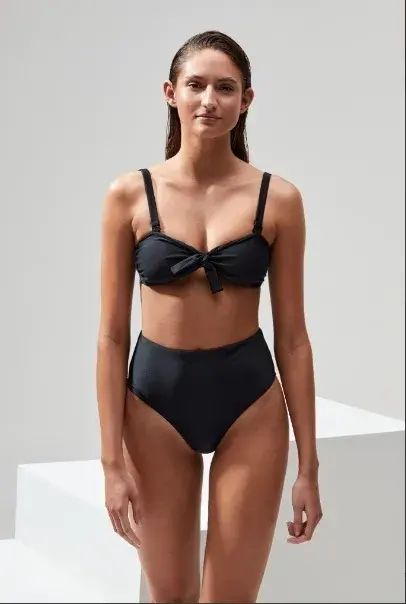 Bikini con bombacha alta y corpiño con nudo, ONB $40.000 Bikini con bombacha alta y corpiño con nudo, ONB $40.000