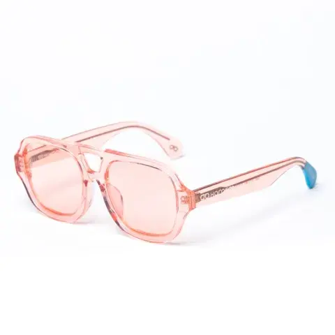 Gafas de sol con cristales rosa.