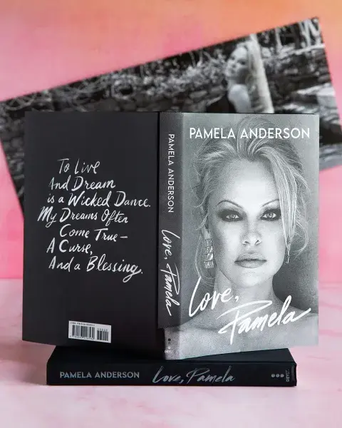 Se publicó la autobiografía de Pamela Anderson: Love, Pamela. Se publicó la autobiografía de Pamela Anderson: Love, Pamela.