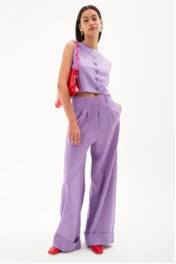 Chaleco y pantalón con pinzas, Las Pepas $50.915 y $79.920 Chaleco y pantalón con pinzas, Las Pepas $50.915 y $79.920