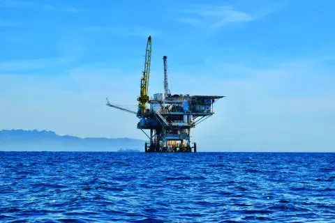 Para la exploración offshore se usan plataformas emplazadas en el mar. Para la exploración offshore se usan plataformas emplazadas en el mar.