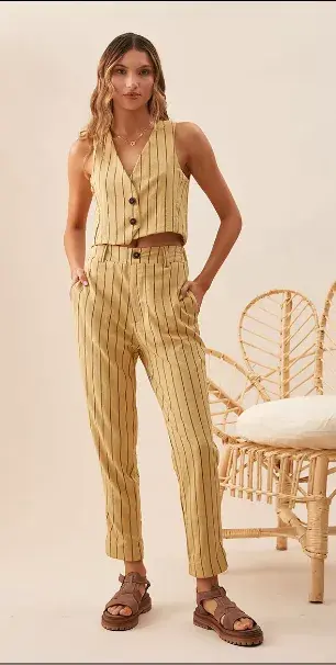 Chaleco y pantalon estampado con corte sastrero, Rimmel $27.170 y $28.870 Chaleco y pantalon estampado con corte sastrero, Rimmel $27.170 y $28.870
