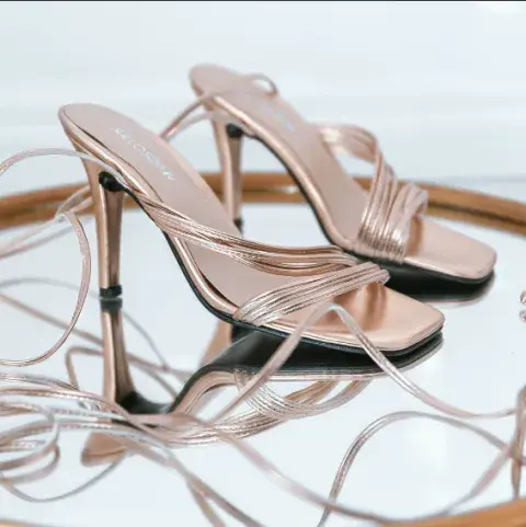 Sandalias metalizadas con tiras largas, Shelosophy $24.565 Sandalias metalizadas con tiras largas, Shelosophy $24.565
