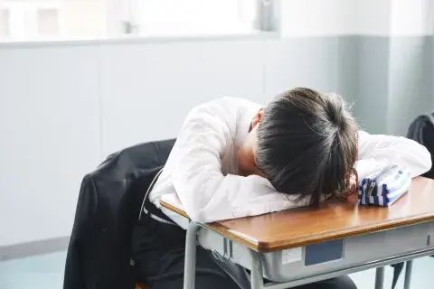 Son microsiestas que te ayudan a resetear la energía para continuar hasta la noche con mayor concentración y menos estrés. Son microsiestas que te ayudan a resetear la energía para continuar hasta la noche con mayor concentración y menos estrés.