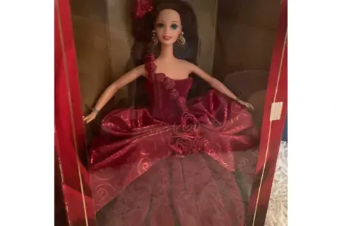 “Radiant Rose Barbie”, fue creada en 1996, y fue una de las más aclamadas por los fanáticos de la mítica muñeca “Radiant Rose Barbie”, fue creada en 1996, y fue una de las más aclamadas por los fanáticos de la mítica muñeca