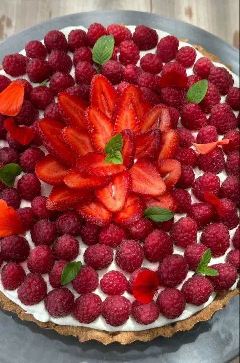 Tarta de frutillas y frambuesas de Juliana Awada. Tarta de frutillas y frambuesas de Juliana Awada.