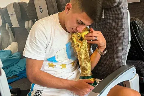 Julieta Poggio estaría saliendo con Thiago Almada.
