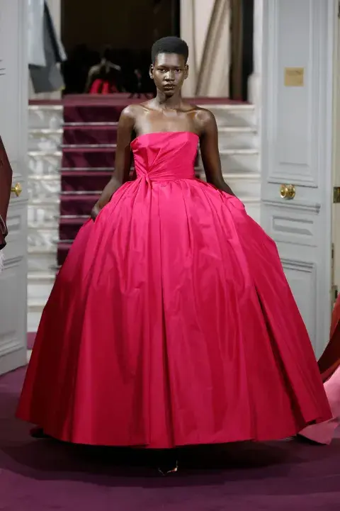 Valentino y su vestido strapples en el nuevo, ya icónico, rosa Valentino. Valentino y su vestido strapples en el nuevo, ya icónico, rosa Valentino.