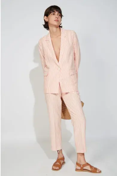 Blazer y pantalón estampado, Ver $39.900 y 21.900 Blazer y pantalón estampado, Ver $39.900 y 21.900