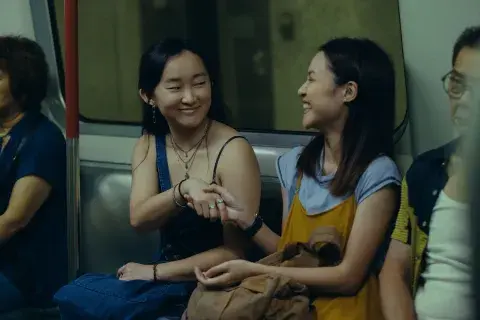Lulu Wang es la showrunner y directora de la serie. Lulu Wang es la showrunner y directora de la serie.