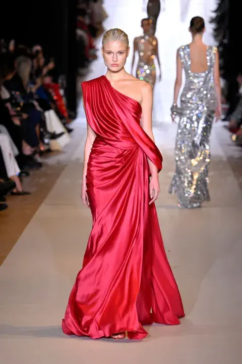 Zuhair Murad impactó con sus vestidos drapeados de corte impecable.. Zuhair Murad impactó con sus vestidos drapeados de corte impecable..