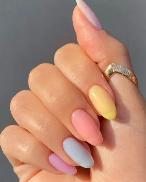 Siguiendo con la idea de uñas de diferentes colores, este diseño queda genial también con las uñas largas. Siguiendo con la idea de uñas de diferentes colores, este diseño queda genial también con las uñas largas.