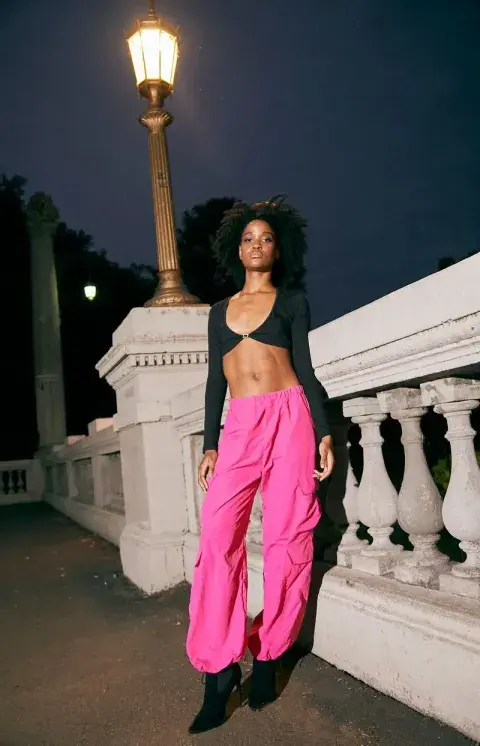 En color fucsia, bien power y para un look llamativo. Es de @lovelydenim