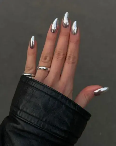 En plateado y con las uñas en forma de almendra. En plateado y con las uñas en forma de almendra.