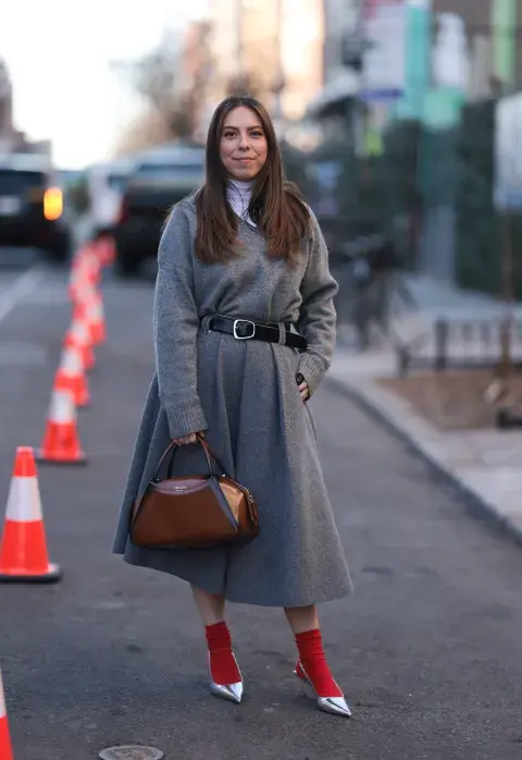 Look neutro con medias rojas y estiletos plateados. Nos encanta!