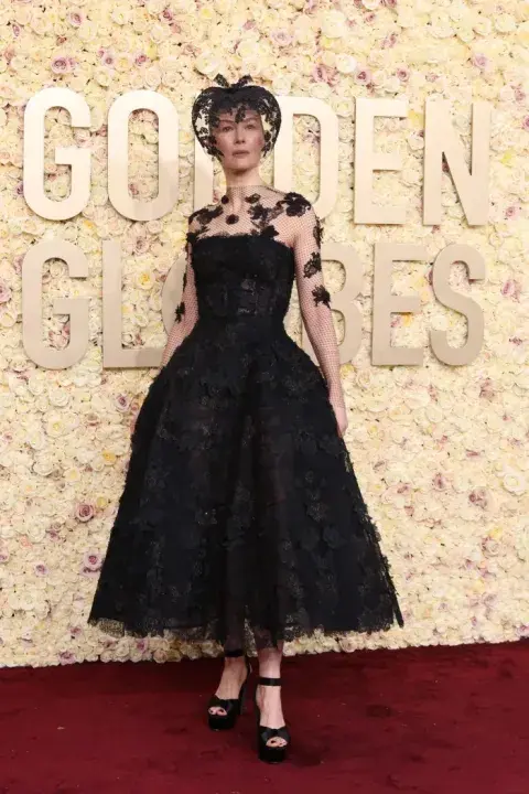 Como salida de una escena de Saltburn, Pike brilló en la alfombra de los Globos de Oro con un vestido de Christian Dior Haute Couture. Como salida de una escena de Saltburn, Pike brilló en la alfombra de los Globos de Oro con un vestido de Christian Dior Haute Couture.