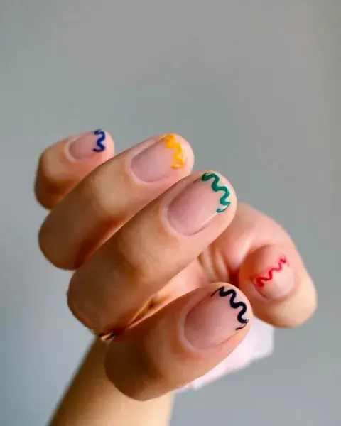 Dándole una vuelta a la francesita, elegís colores brillantes y haces un estilo de viborita. Dándole una vuelta a la francesita, elegís colores brillantes y haces un estilo de viborita.