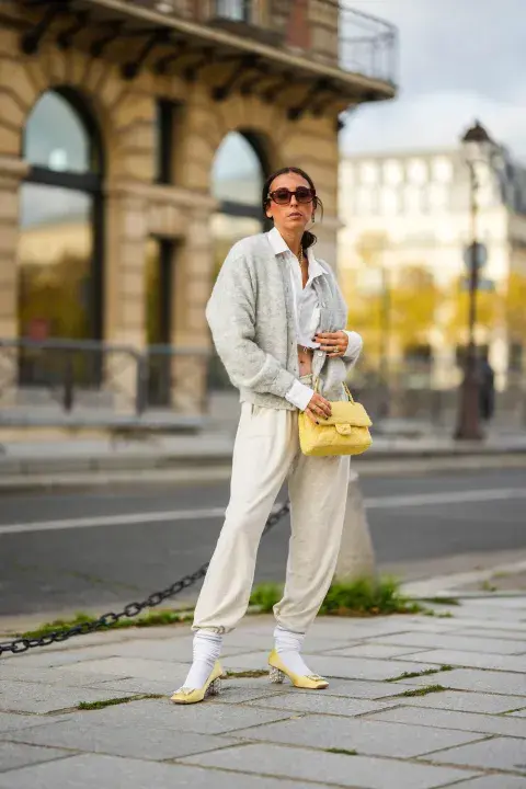 Look comfy con medias sporty y zapato con strass, el mix de estilos siempre suma!