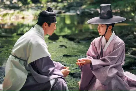 Captivating the King está protagonizado por Shin Se Kyung y Jo Jung-suk. Captivating the King está protagonizado por Shin Se Kyung y Jo Jung-suk.