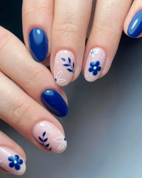 En tonos azules, combinarlo con una base nude, sumas detalles en blanco y azul. En tonos azules, combinarlo con una base nude, sumas detalles en blanco y azul.