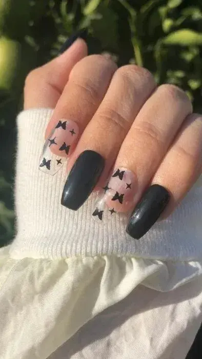Un nail art más clásico en tono negro. Nunca falla.
