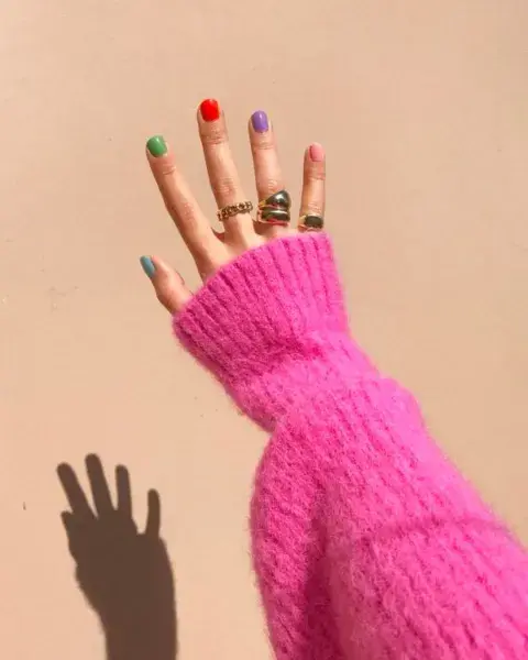 Las uñas de diferentes colores también funciona súper bien con tonos brillantes. Las uñas de diferentes colores también funciona súper bien con tonos brillantes.