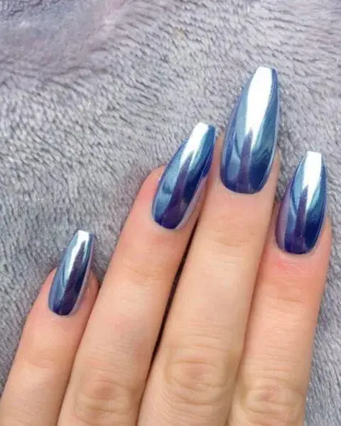 En azul y con las uñas XXL. En azul y con las uñas XXL.