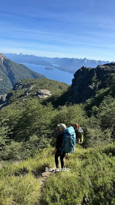 Juliana Awada de travesía con Carola Del Bianco en Villa la Angostura.