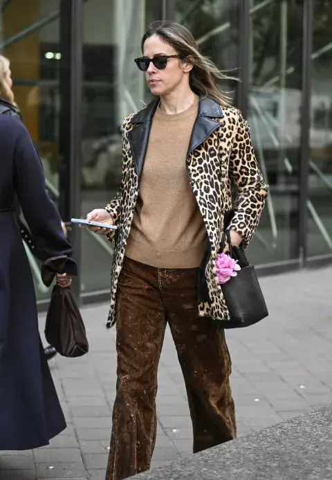 Tapado animal print con solapa de cuero. Tapado animal print con solapa de cuero.