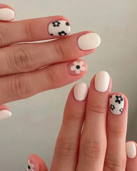 Podés combinarlo con un color oscuro y hacer un diseñito de flores. Podés combinarlo con un color oscuro y hacer un diseñito de flores.