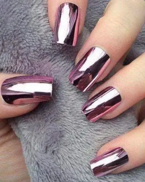 En un rosa oscuro y llevando las uñas cuadradas. En un rosa oscuro y llevando las uñas cuadradas.