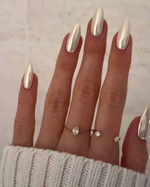 En un tono tipo perla, las uñas en forma de almendra son un sí. En un tono tipo perla, las uñas en forma de almendra son un sí.