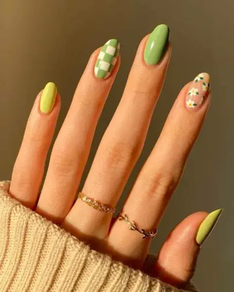 Con diseños diferentes en cada uña, combinar estilos y un mismo tono de verde matcha. Con diseños diferentes en cada uña, combinar estilos y un mismo tono de verde matcha.