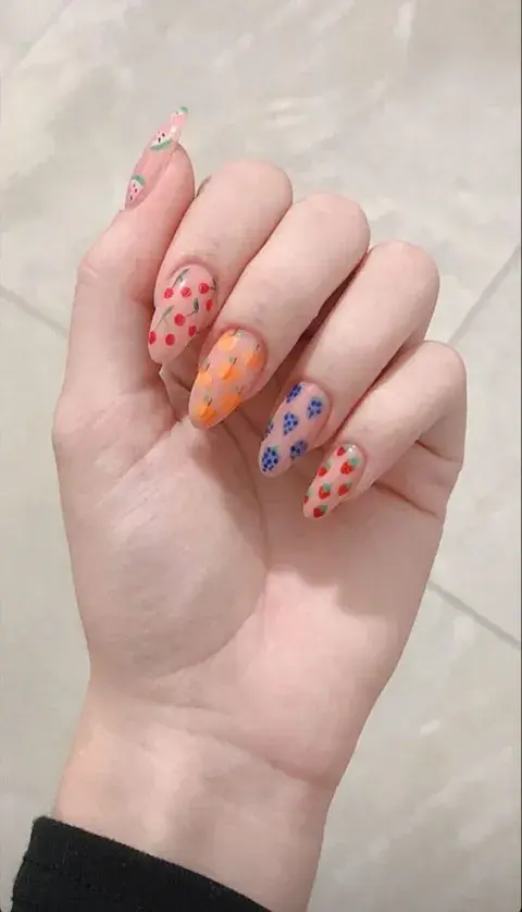 Una fruta por uña y una base transparente o nude, otra gran forma muy colorida de llevar la tendencia. Una fruta por uña y una base transparente o nude, otra gran forma muy colorida de llevar la tendencia.